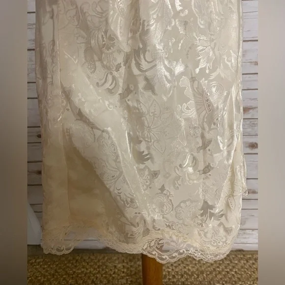 Vintage Victoria’s Secret Gold Label coquette ivory lace-trimmed chemise